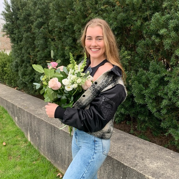 Meet your Posher, Hillary - Picture 1 of 1